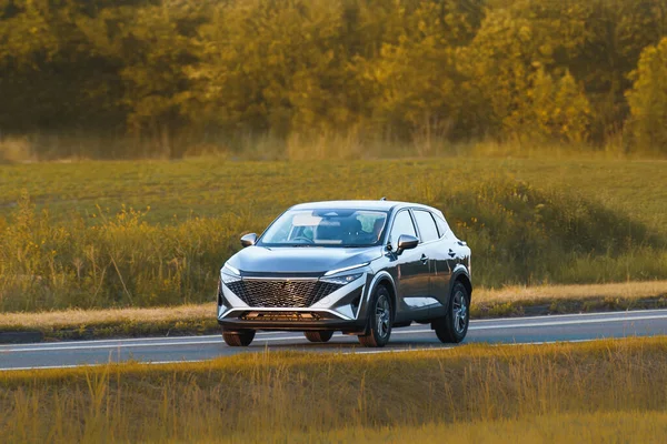 Asfalt caddesinde modern SUV otomobili