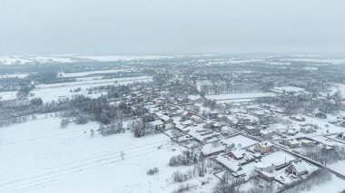 Karlı kırsal köy manzarası yukarıdan görülüyor