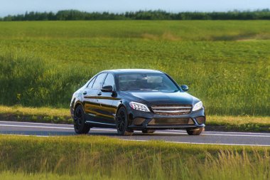 Kırsal yolda modern iş otomobili