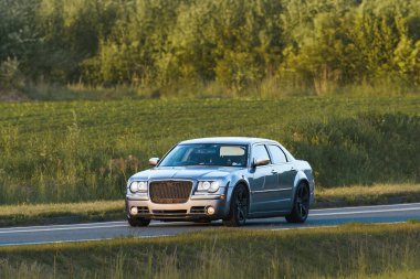 Kırsal yolda zarif bir şirket sedanı.