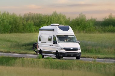 Doğada mükemmel bir aile kamp gezisi için ulaşım.