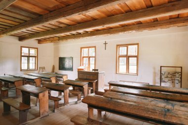 Köy okul sıraları ile geleneksel öğrenme alanı