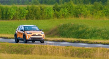 Asfalt caddesinde modern SUV otomobili