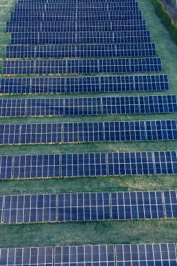 Güneş enerjisi çiftliğinin tepeden aşağı dikey görüntüsü