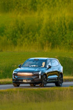 Hareket bulanıklığı olan hızlı elektrikli araba.