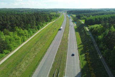 Kırsal otoyolda insansız hava aracı görüntüsü