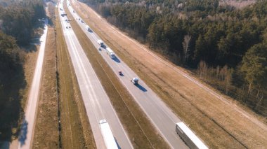 Uzun yol kamyoncusu kırsal yoldan geçiyor.