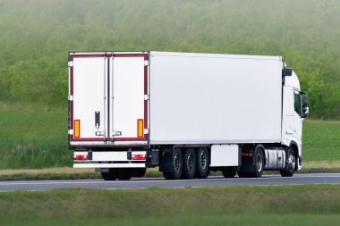 Kırsal asfalt üzerinde boş beyaz kargo karavanı