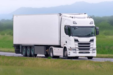 Asfalt yolda uzun yol teslimat kamyonu