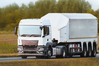 Otoyolda ağır yük kamyonu sürüyor.