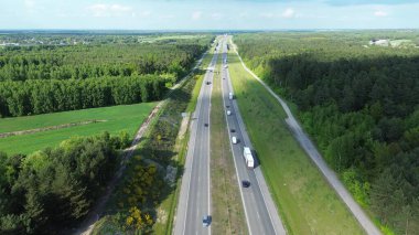 Yeşil ortamda otoyoldaki arabalar