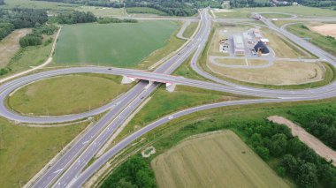 Hareket eden araçlarla çevre yolu üst geçidi