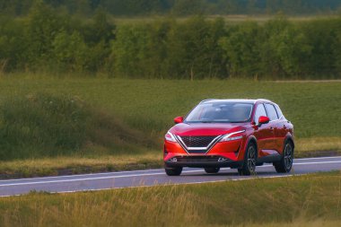 Kırsal yolda modern SUV 4x4