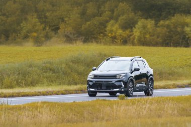 Ülke yolunda genel kompakt otomobil modeli