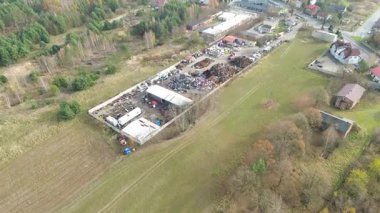 Tarımsal arazi yakınlarındaki hurda malzemeleri için depolama alanı