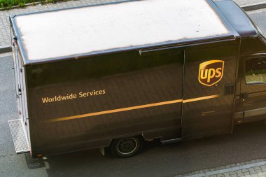 Avrupa Mahallesi 29 08 2025 Polonya Avrupa 'da UPS Birleşik Paket Servis Aracı