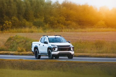 Modern pikap hızla kırsal araziden geçiyor.