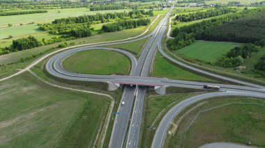 Yükseltilmiş yolları olan modern altyapı