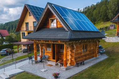 Kırsal evlere ve mahallelere enerji sağlayan güneş panelleri