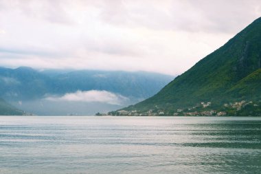 Orman tepelerinin arasına kurulmuş manzaralı göl