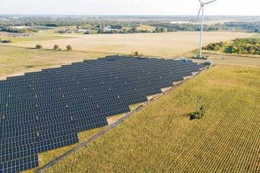 Doğadaki güneş ve rüzgardan elektrik üretimi