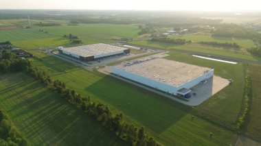Alanlarla çevrili büyük lojistik merkezi