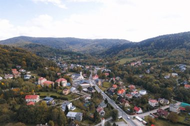 Yeşil dağları olan huzurlu bir kasaba.