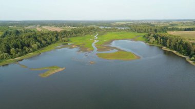 Çayır ve su seviyeleriyle vahşi doğa manzarası
