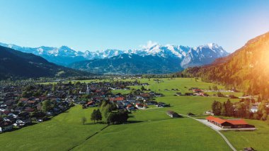 Dağlı yeşil vadide yürüyüş rotası