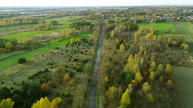 Yol ve geçen arabalarla kırsal alan