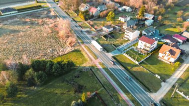 Yoldaki kamyonun tepeden aşağı manzarası