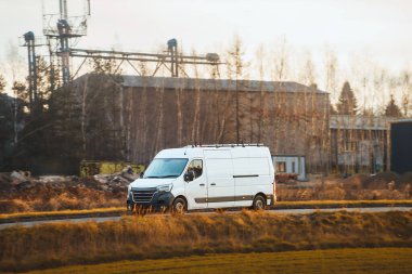 Kırsal kesimdeki soğutucu kamyonet.