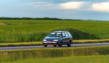 Parlak korunmuş klasik çocuk arabası.