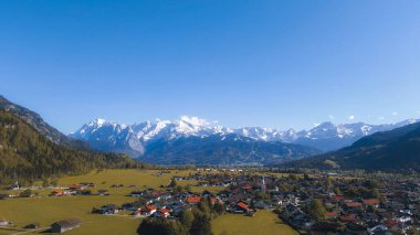 Karla kaplı dağların üzerinde güneşli bir gün