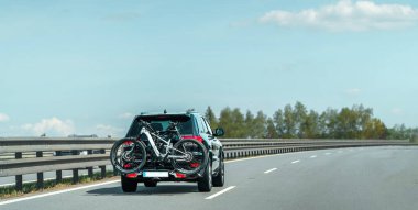 Araba taşıyan aile gezisi.