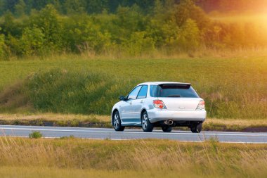 Ekonomik hatchback yolda ilerliyor.