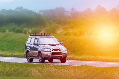 Modern Crossover SUV manzara kırsal sürüş