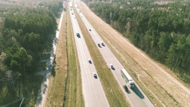 Beyaz kamyon sürüş yolunun hava manzarası