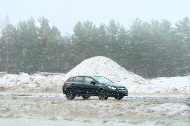 SUV karla kaplı alanda ilerliyor
