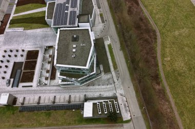 Güneş enerjisi sistemi kurulumunun hava aracı görüntüsü