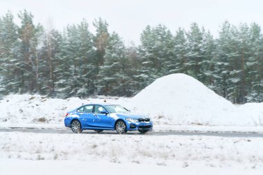Sıfır emisyonlu araba karda sürüyor