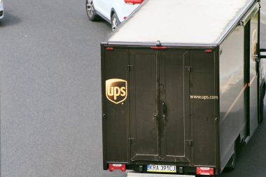 UPS Birleşik Paket Servisi şehir trafiğinde son mil teslimatı 29 08 2025 Polonya Avrupa