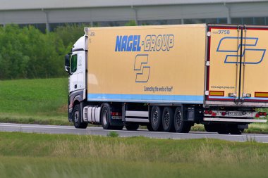 Nagel Grup gıda lojistik kamyonu yeşil alanlardan geçiyor 10.08.2025 Polonya, Avrupa