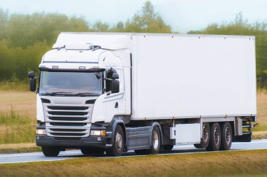 Ticari yük aracı ülke yolunda ilerliyor.