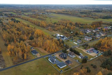 Sonbahar kırsal köyü renkli ağaçlarla çevrili.