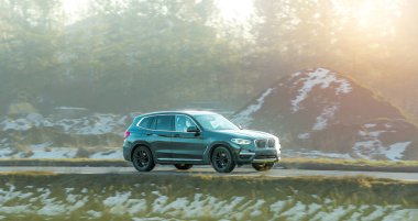 Kırsal yolda otomobil sürüşü