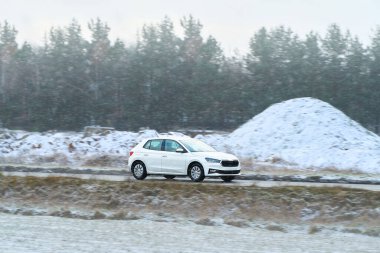 Araba kışın kırsal yolda gidiyor.