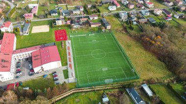 Yapay yeşil çimenlikli açık hava spor stadyumu