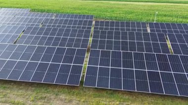 Güneş panelleri güneş doğarken yeşil alanda