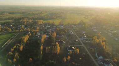 Sarı ağaçlar ve evler ile güzel sonbahar manzarası